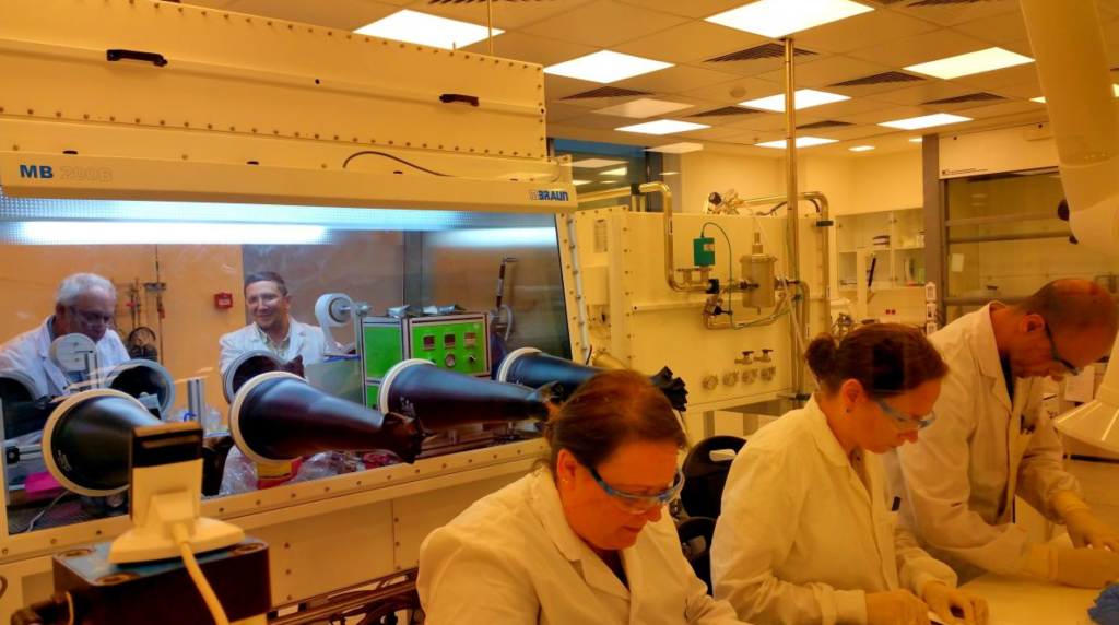 StoreDot團(tuán)隊有50人，其中20個研究者具博士學(xué)位