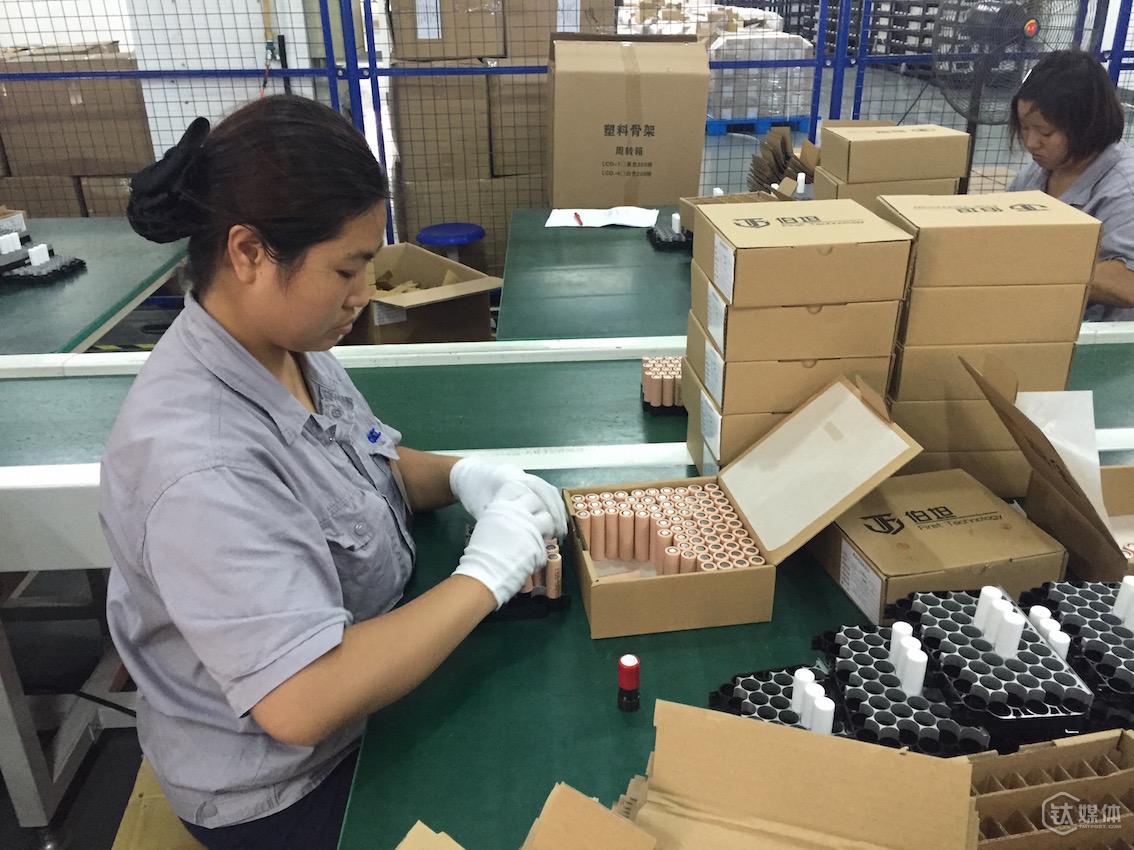 工人首先檢查電芯質量