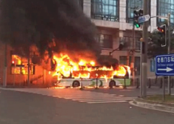 上海申沃超級電容公交車自燃 起火原因正在調(diào)查