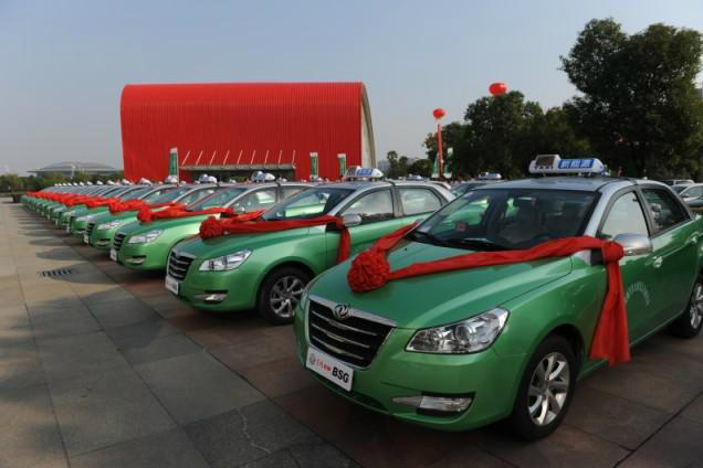 ,目前武漢新能源汽車示范推廣數(shù)量達(dá)3041臺,全市擁有充電設(shè)施684臺,這意味著平均每4.4輛新能源汽車就能共用一臺充電設(shè)施。 ,目前武漢新能源汽車示范推廣數(shù)量達(dá)3041臺,全市擁有充電設(shè)施684臺,這意味著平均每4.4輛新能源汽車就能共用一臺充電設(shè)施。