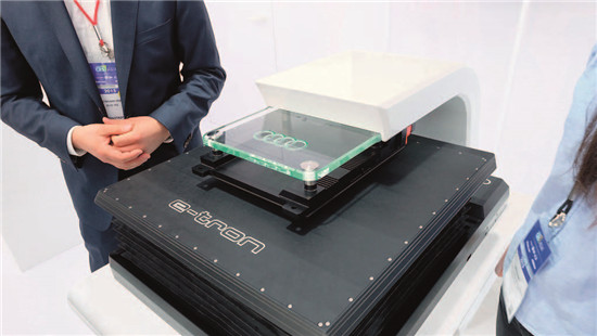 p83-2 2.在2015年CES展會(huì)上，奧迪展示了其最新的無線充電設(shè)備，電線圈可根據(jù)汽車底盤的高低自動(dòng)升降。