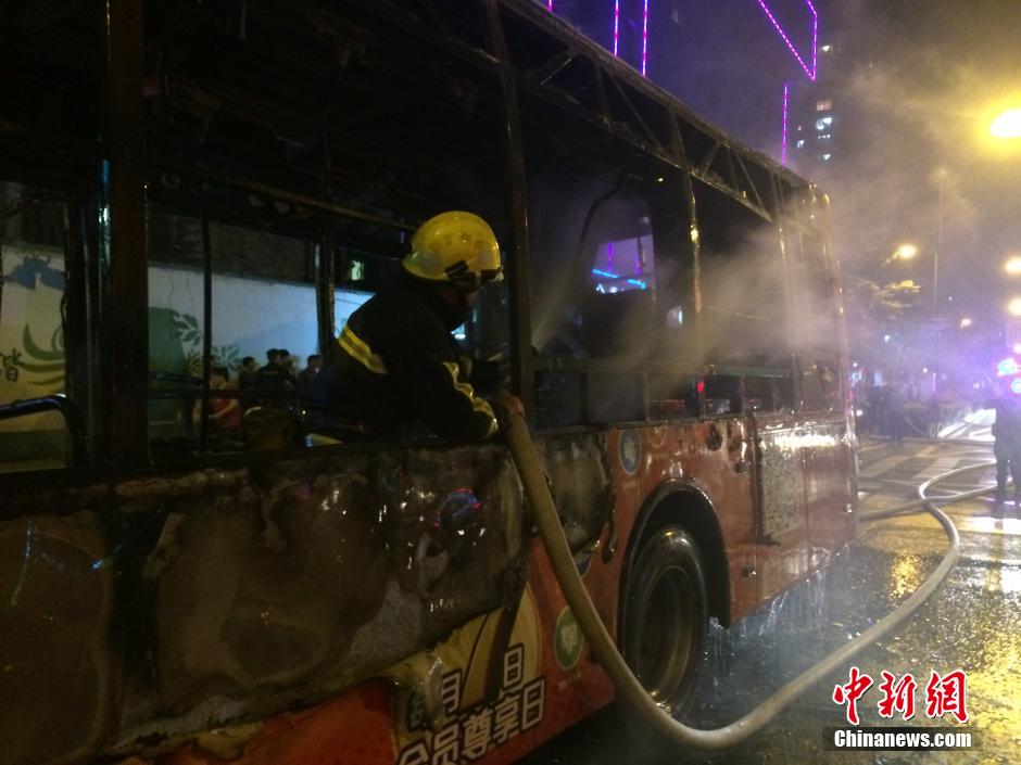 廈門金旅油電混合公交封停調查  原因：車輛尾部設備倉起火