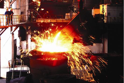 武鋼45職工當協警背后：A股鋼企半年虧超百億