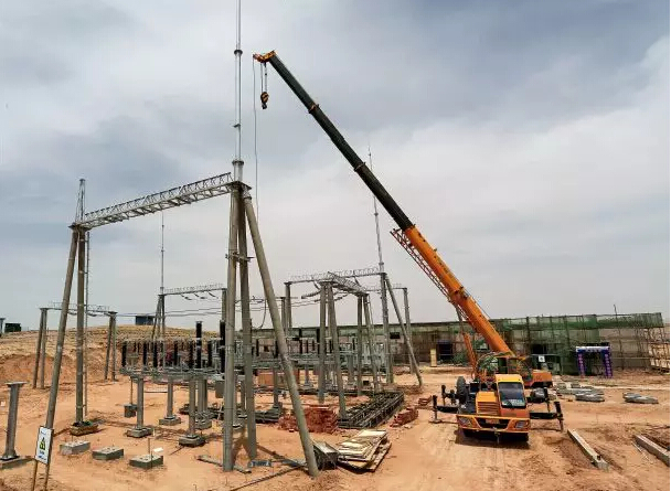 中民投寧夏同光200兆瓦光伏發(fā)電項(xiàng)目現(xiàn)場。該項(xiàng)目的一個(gè)配套工程項(xiàng)目正在修建