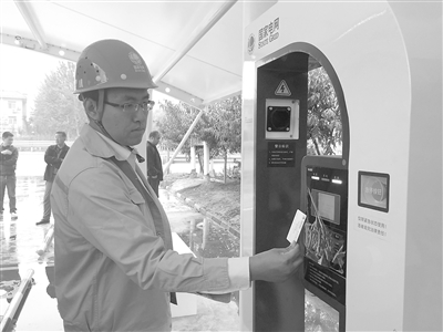 國網(wǎng)廊坊供電公司工作人員正在為電動汽車充電。記者張琳 攝