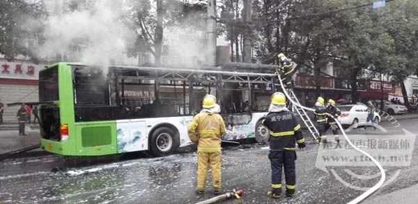 湖北咸寧一輛新能源公交自燃點著路邊變壓器 車價百萬