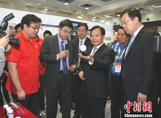青島市委副書記、市長張新起參觀2015中國國際石墨烯創(chuàng)新大會