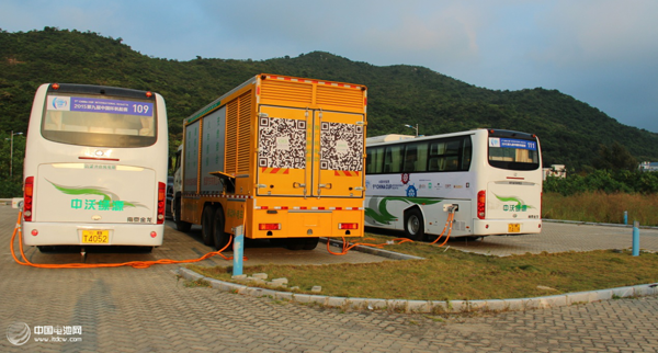 移動補電車正在給兩臺純電動大巴快速充電 