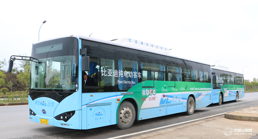 助力鋰電“達(dá)沃斯”  比亞迪提供新能源貴賓用車