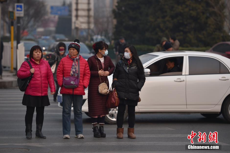 北京首次啟動重污染紅色預警 除電動汽車外單雙號行駛