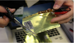 用剪刀減掉電池一角后，仍然能夠安全、正常工作的柔性全固態電池