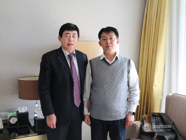 山東省汽車行業(yè)協(xié)會常務(wù)副會長兼秘書長魏學(xué)勤（左）與中國電池網(wǎng)CEO于清教合影