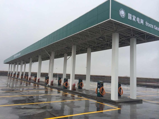 搶地建樁 新能源汽車(chē)充電設(shè)施亂象已現(xiàn)