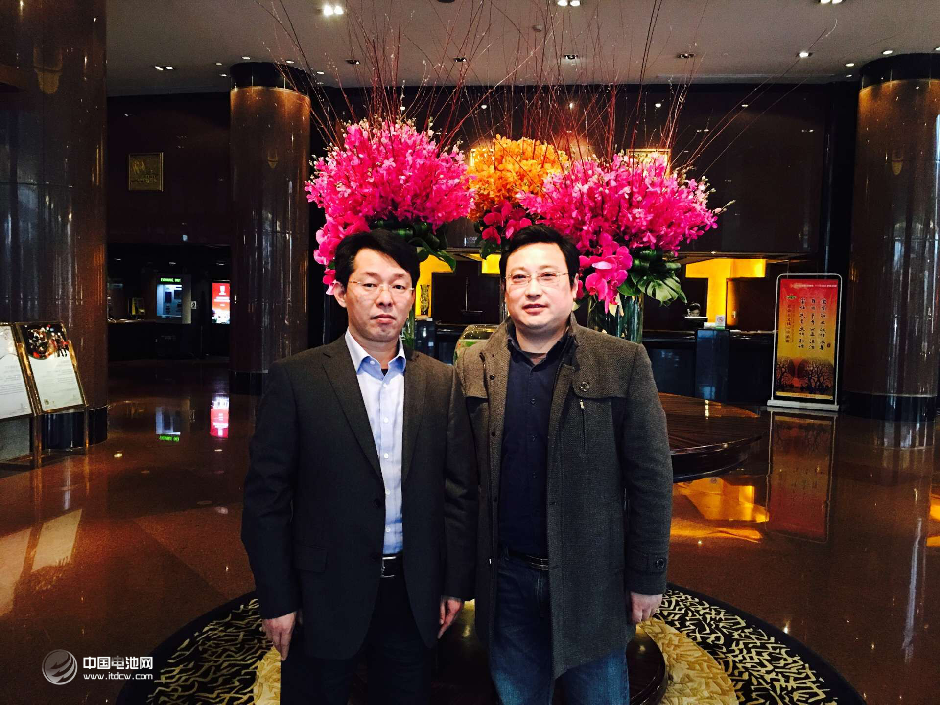 鋰電“達(dá)沃斯”秘書長(zhǎng)、中國電池網(wǎng)創(chuàng)始人/董事長(zhǎng)于清教與上海高鵬真空設(shè)備有限公司總經(jīng)理王立鵬