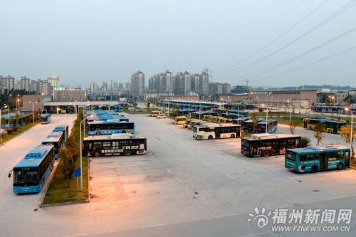 可停放300輛公交車的金山浦上中心停車場。