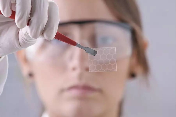 導電導熱性能最強 石墨烯超級電池有望走進千家萬戶