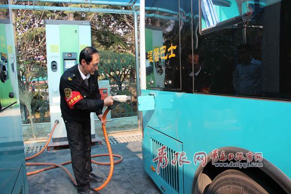 青島：電動公交有了“金鐘罩” 電池高位設計不怕水能直充