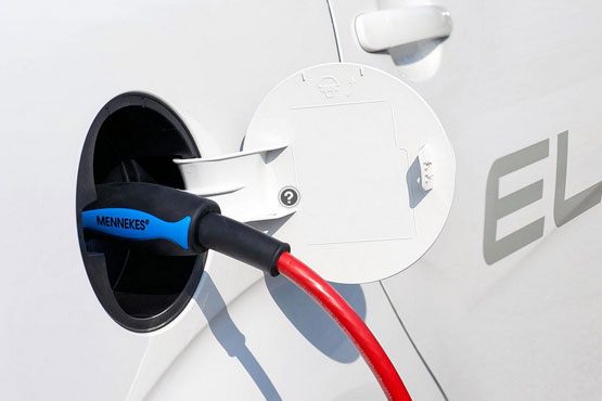 新能源汽車產(chǎn)銷倍增 三領(lǐng)域受資金追捧12只個(gè)股創(chuàng)新高