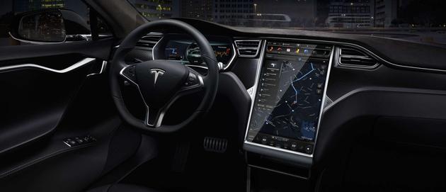 特斯拉的操作界面在汽車行業實屬獨特，多數的控制都是通過一個17英寸觸控屏實現的。