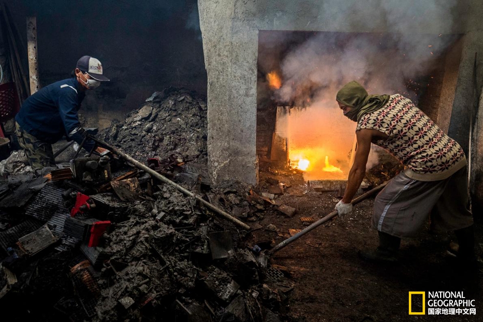印尼鉛污染之殤：熔煉廢舊電池的代價