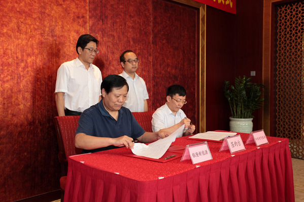 銀隆新能源&中車時(shí)代戰(zhàn)略合作協(xié)議簽訂儀式現(xiàn)場(chǎng)
