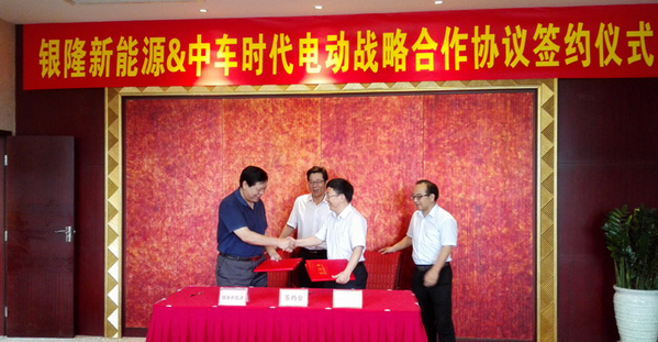 魏銀倉董事長與申宇翔董事長親切握手，慶祝戰(zhàn)略合作協(xié)議簽訂