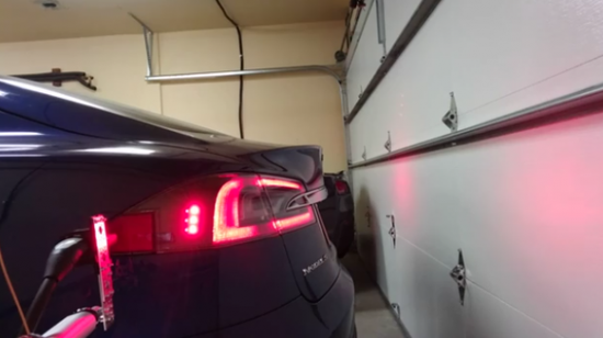 特斯拉用戶自己打造“固體金屬蛇”自動(dòng)充電系統(tǒng)