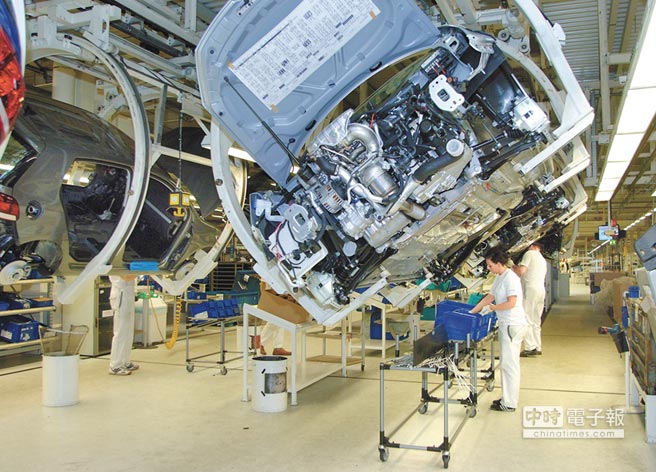 德國福斯汽車工廠，員工在生產(chǎn)線作業(yè)。（CFP）