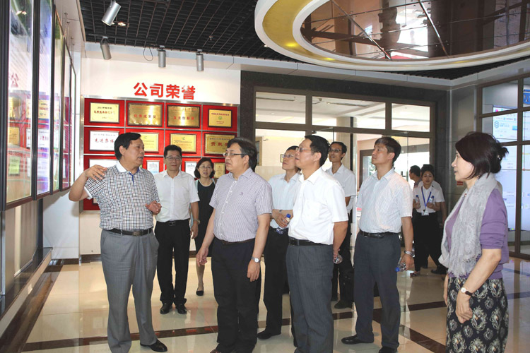 馮飛副部長聽取魏董事長關于企業(yè)發(fā)展情況的介紹