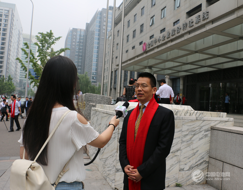 惠強(qiáng)新材董事長(zhǎng)王紅兵在掛牌儀式現(xiàn)場(chǎng)接收中國(guó)電池網(wǎng)采訪