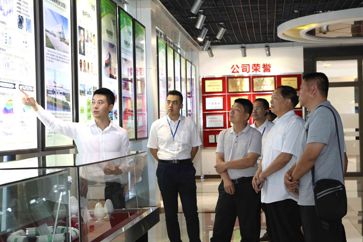 李書記一行對(duì)公司核心產(chǎn)品鈦酸鋰電池產(chǎn)品作深入了解