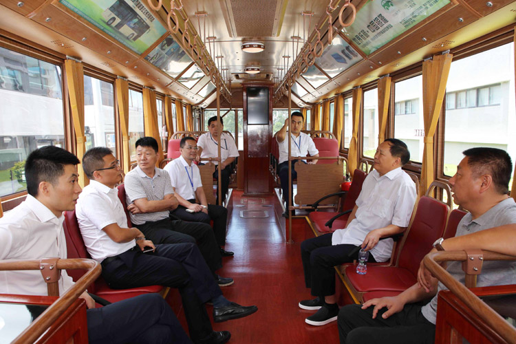 鐺鐺車上，市場(chǎng)部總經(jīng)理張斌與領(lǐng)導(dǎo)們就新能源汽車未來(lái)在許昌的發(fā)展與應(yīng)用作深入交談。