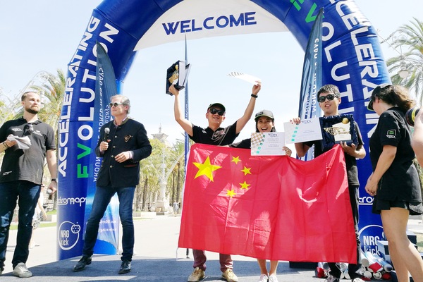 純電動(dòng)汽車(chē)可以環(huán)游世界 充電基礎(chǔ)設(shè)施仍需完善