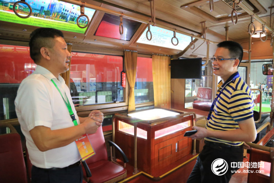 （營(yíng)銷一部副總經(jīng)理杜榮生邀請(qǐng)客戶登上仿古鐺鐺車上作全面了解）