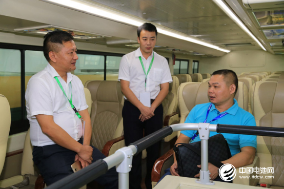 （營(yíng)銷一部副總經(jīng)理杜榮生為客戶現(xiàn)場(chǎng)講解客車性能品質(zhì)）