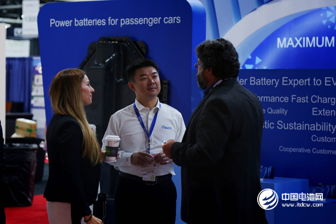 寧德時代市場部總監楊琦在展臺與記者深入交流