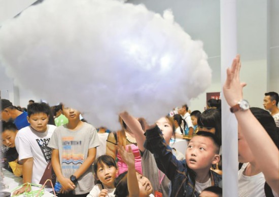 通過感應(yīng)能發(fā)光的“云”。