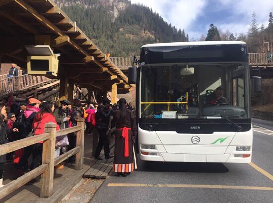 游客在在九寨溝五彩池站搭乘沃特瑪創新聯盟觀光大巴.jpg 游客在在九寨溝五彩池站搭乘沃特瑪創新聯盟觀光大巴.jpg
