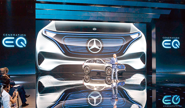 2016年10月舉行的巴黎車展上,奔馳發(fā)布了旗下全新純電動(dòng)SUV概念車,而該車被正式命名為“Generation EQ”。