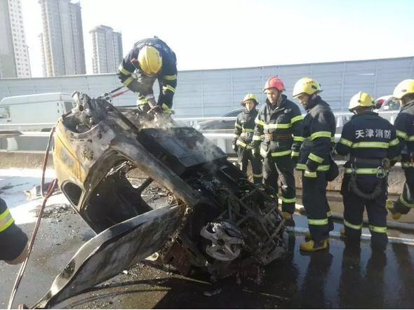 天津：買來七個月的電動車行駛途中起火 燒得只剩骨架
