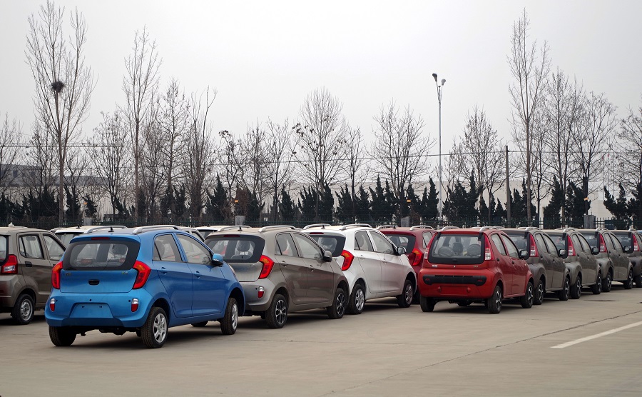 ▲位于山東省德州市齊河縣的御捷工廠，廠區內擺放著大片身型小巧的低速電動車。