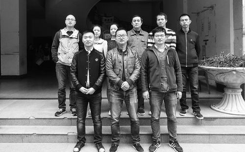 普力科技團隊成員合影，前排中間為團隊創始人馮雪松。