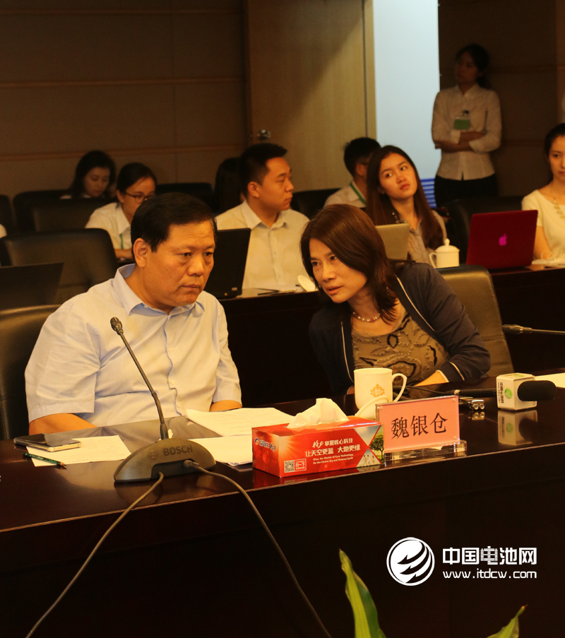 珠海銀隆董事長魏銀倉（左）與格力電器董事長董明珠