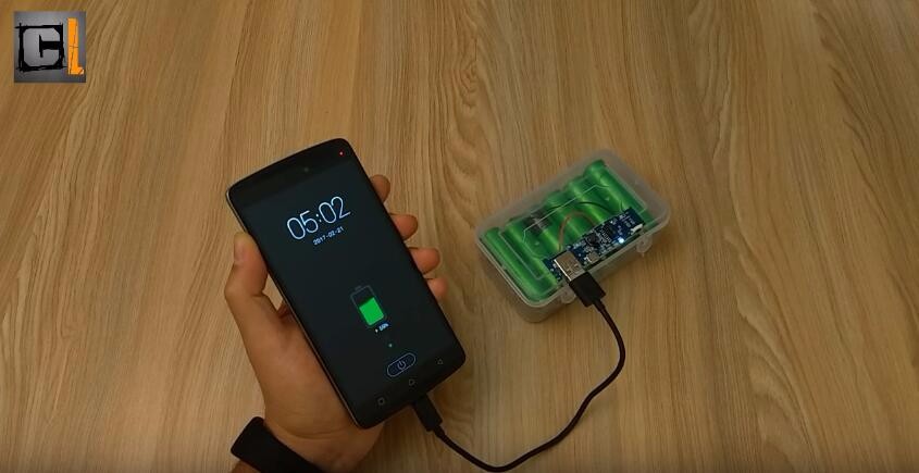 經(jīng)過八小時的充電之后，將手機連接到數(shù)據(jù)線上，很快，你就會看到手機已經(jīng)進入到了充電的模式當中，一個由筆記本電池改造的移動電源也已經(jīng)完成了。如果你覺得有趣的話，那就把它分享出去吧。