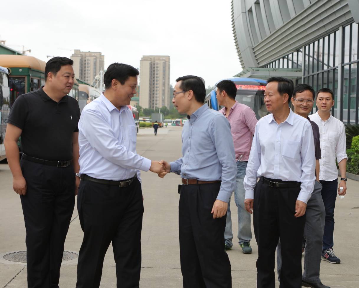 李澤中代市長與魏銀倉董事長親切握手