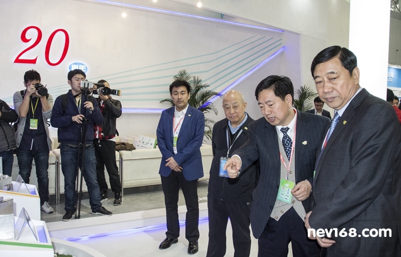 力神電池總裁秦興才（右二）向來賓介紹電池產(chǎn)品