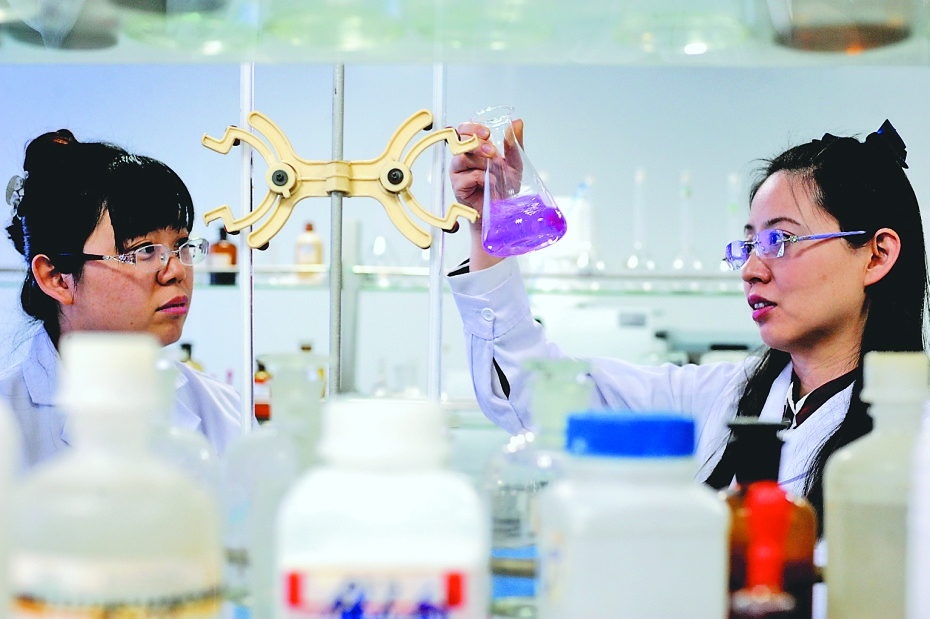 “國家石墨產(chǎn)品質(zhì)量監(jiān)督檢驗中心”技術(shù)人員在實驗室檢測新產(chǎn)品