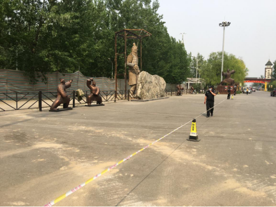 事故現場被圍起并拉上了警戒線 走近拍攝或遠拍均會被安保人員驅趕