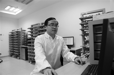 唐永炳在中國科學院深圳先進技術研究院集成所功能薄膜材料研究中心分析團隊的實驗數據