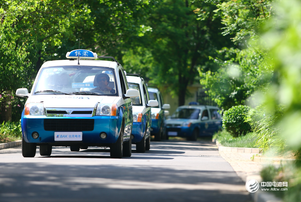 圖：由比克動(dòng)力電池驅(qū)動(dòng)的北汽福田迷迪新能源出租車